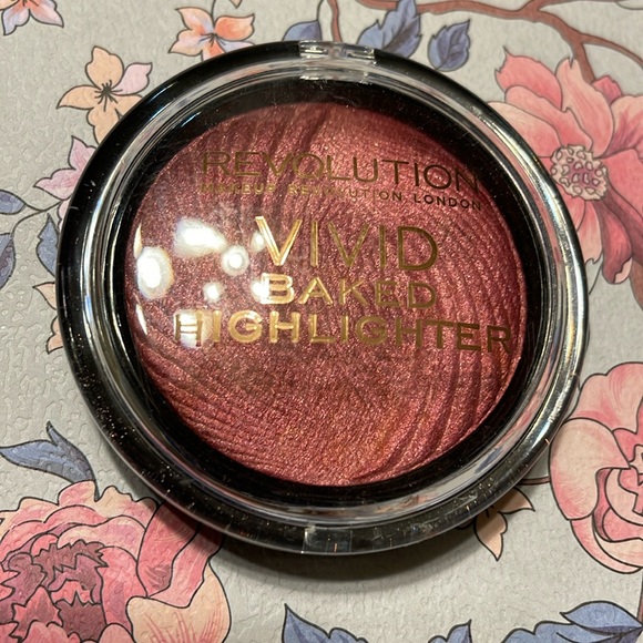 Revolution Other - Revolution Vivid Baked Highlighter in Rosegold Lights